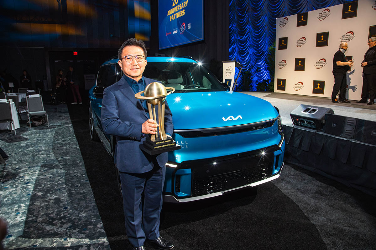 xedoisong_kia_ev9_win_award_world_car_of_the_year_2024_h2.jpg (203 KB)