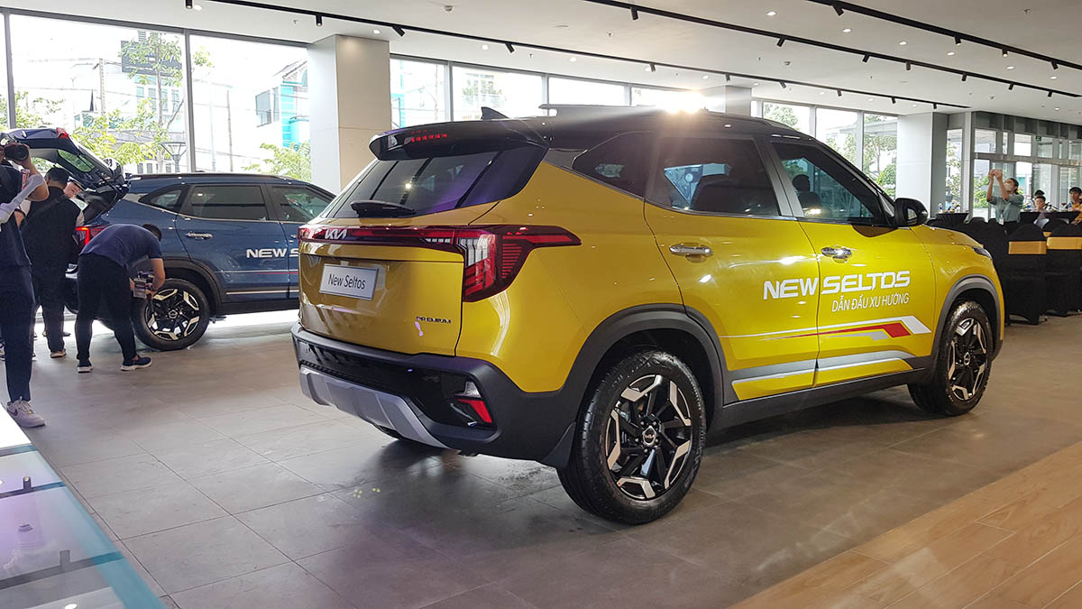 xedoisong_b_suv_new_kia_seltos_2024_facelift_ra_mat_dong_loat_cac_showroom_toan_quoc_h12.jpg (162 KB)