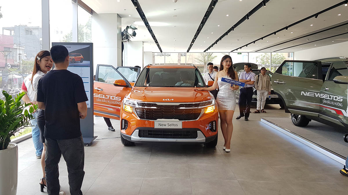 xedoisong_b_suv_new_kia_seltos_2024_facelift_ra_mat_dong_loat_cac_showroom_toan_quoc_h6.jpg (170 KB)