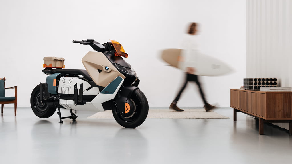  El colorido scooter eléctrico BMW CE Vagabund Moto Concept versión para surfistas, ¿hará daño al coche ir al mar?