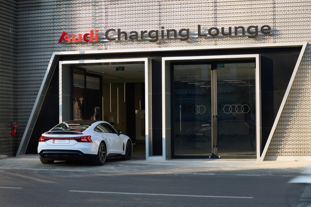 xedoisong_audi_charging_lounge_1.jpg