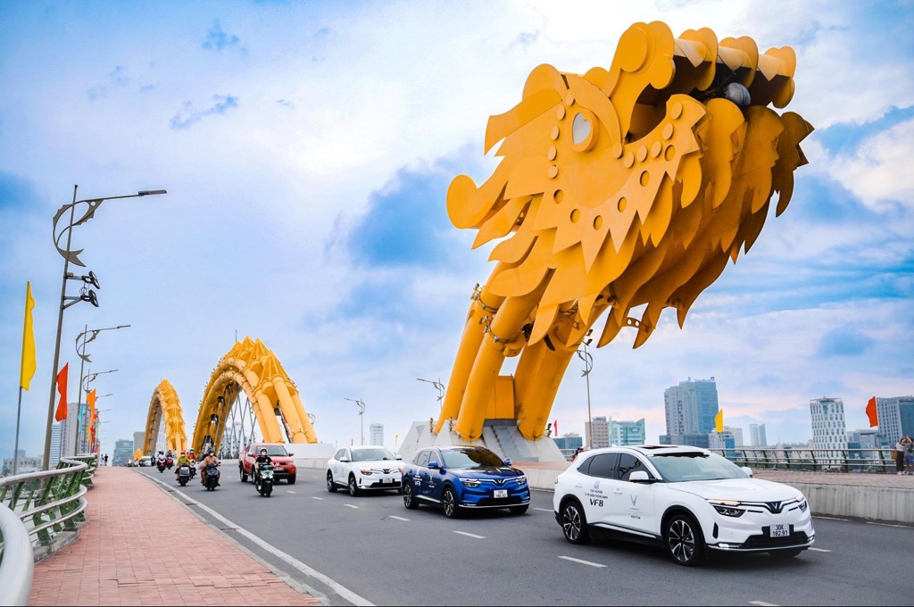 Dàn xe điện VinFast xuất hiện hoành tráng bên bờ biển Đà Nẵng, thu hút mọi ánh nhìn với thiết kế thời thượng và màu sắc bắt mắt.