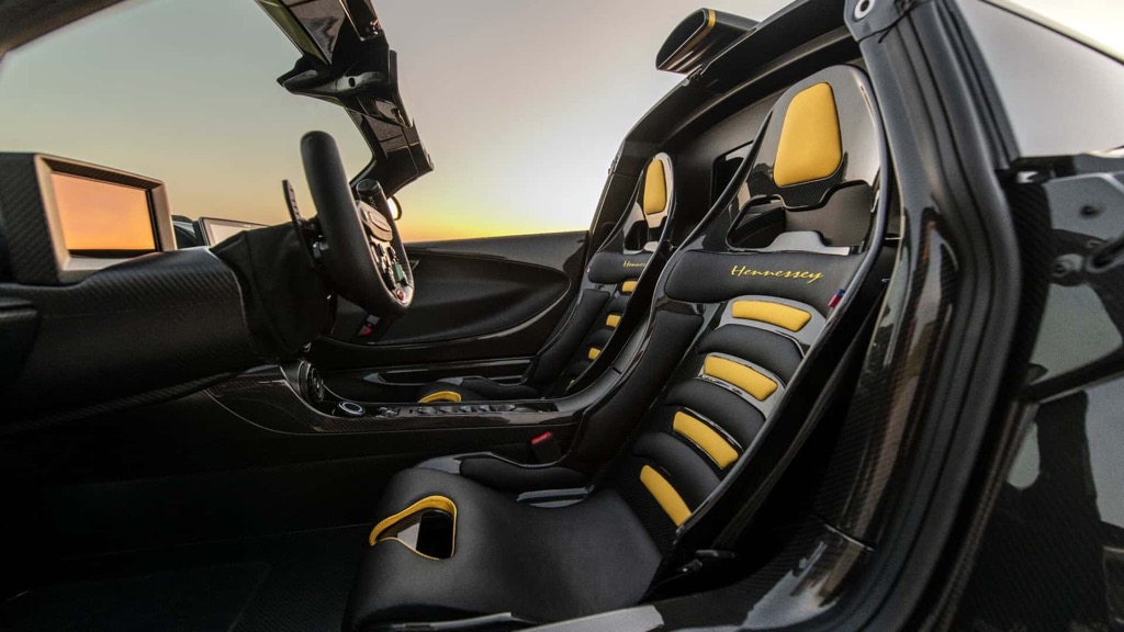 Diện kiến siêu phẩm tốc độ Hennessey Venom F5 Revolution Roadster: Hypercar mui trần mà cũng "chạy sân" gắt không kém ai
