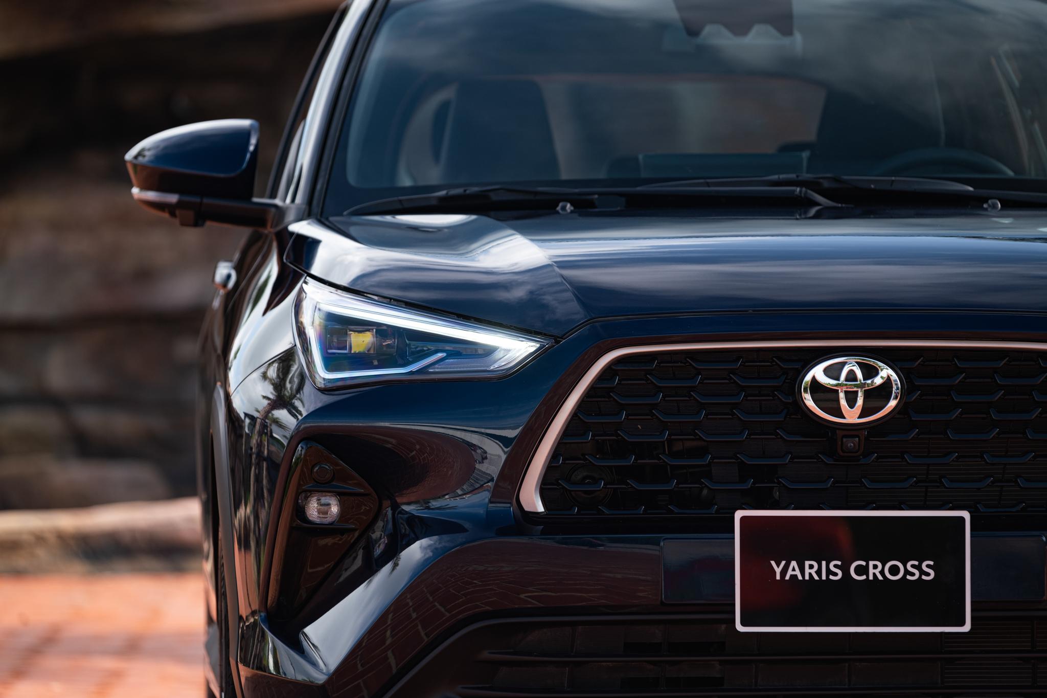 Chắc chắn và mạnh mẽ là 2 tính từ để miêu tả đầu xe Toyota Yaris Cross.