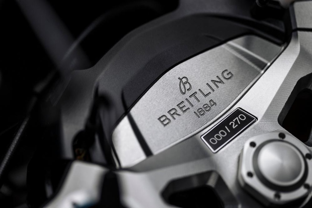 Bắt tay cùng hãng đồng hồ Breitling, Triumph ra cafe racer Speed Triple 1200 RR siêu hiếm chỉ 270 chiếc