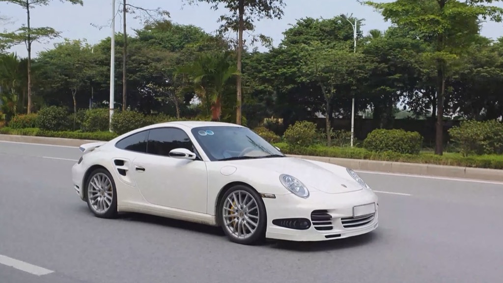 Bắt gặp Porsche  Turbo cực hiếm lăn bánh trên đất Thủ Đô